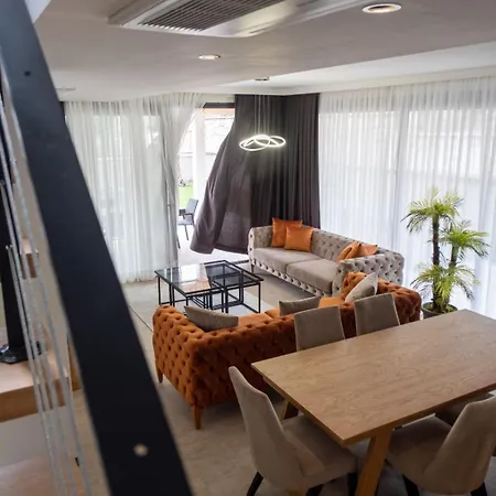 Sueper Lueks Havuzlu Merkezde