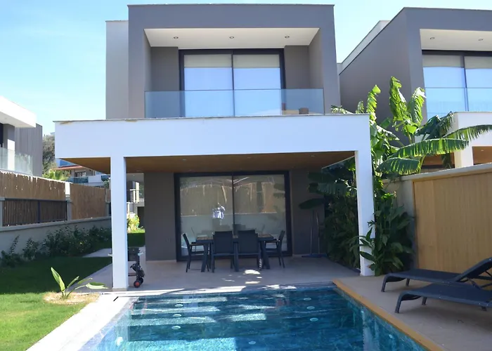 Sueper Lueks Havuzlu Merkezde