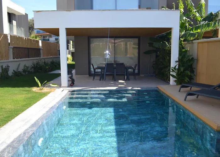 Sueper Lueks Havuzlu Merkezde Çeşme