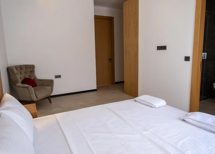 Sueper Lueks Havuzlu Merkezde