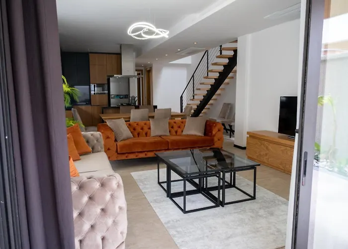 Sueper Lueks Havuzlu Merkezde * Çeşme