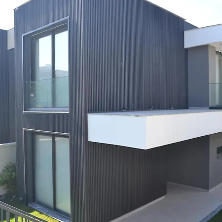 Villa Sueper Lueks Havuzlu Merkezde Cesme