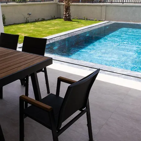 Sueper Lueks Havuzlu Merkezde * Cesme