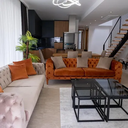 Sueper Lueks Havuzlu Merkezde * Cesme