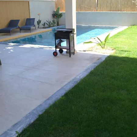 Sueper Lueks Havuzlu Merkezde * Cesme