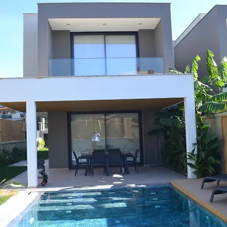 Sueper Lueks Havuzlu Merkezde