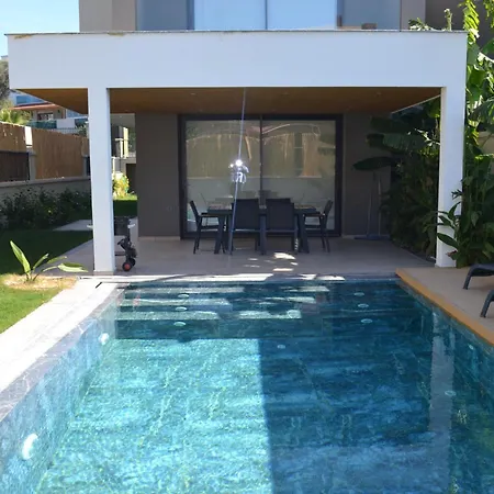 Sueper Lueks Havuzlu Merkezde Cesme