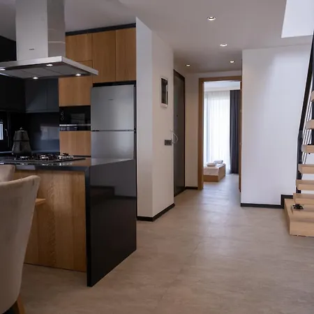 Sueper Lueks Havuzlu Merkezde Cesme