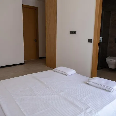 Sueper Lueks Havuzlu Merkezde * Cesme