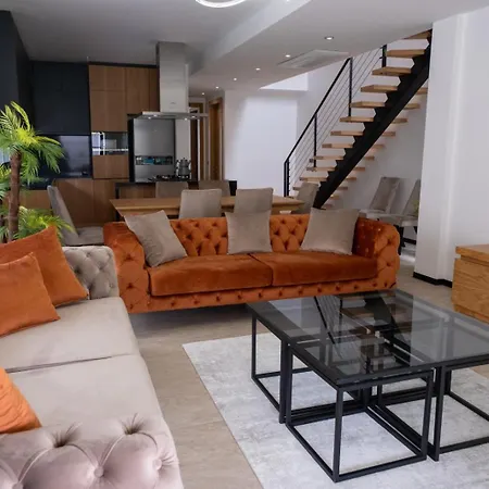 Sueper Lueks Havuzlu Merkezde * Cesme