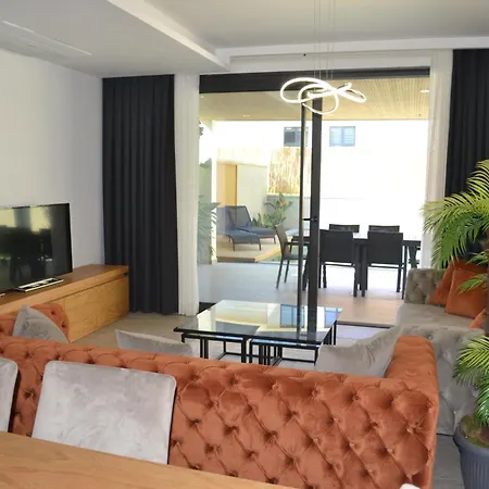 Sueper Lueks Havuzlu Merkezde Villa Cesme