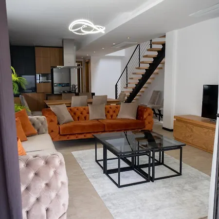 Sueper Lueks Havuzlu Merkezde * Cesme