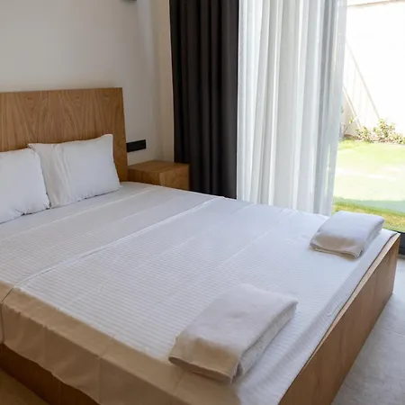 Sueper Lueks Havuzlu Merkezde * Cesme