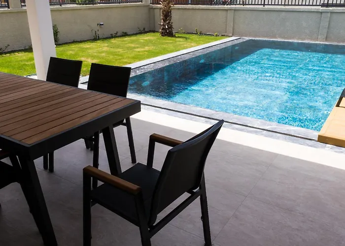 Sueper Lueks Havuzlu Merkezde * Çeşme