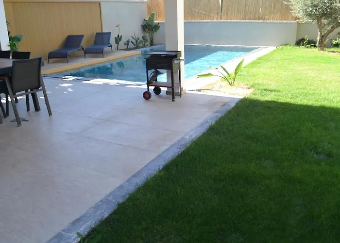 Sueper Lueks Havuzlu Merkezde * Çeşme