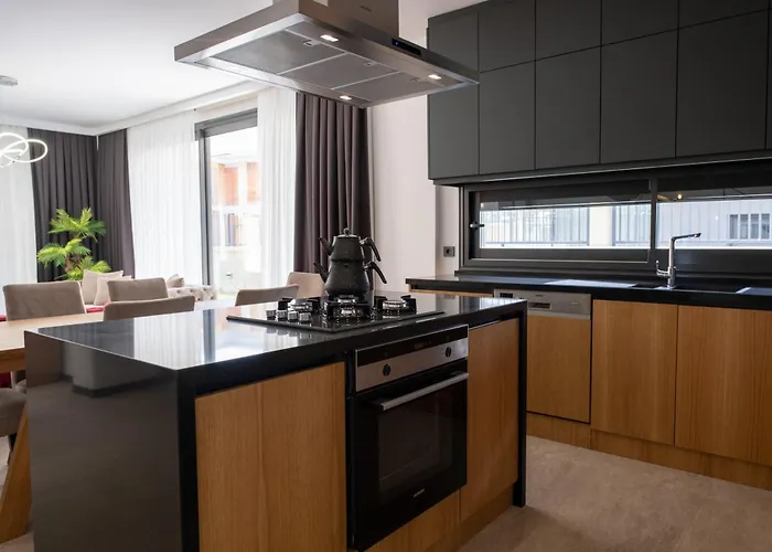 Sueper Lueks Havuzlu Merkezde