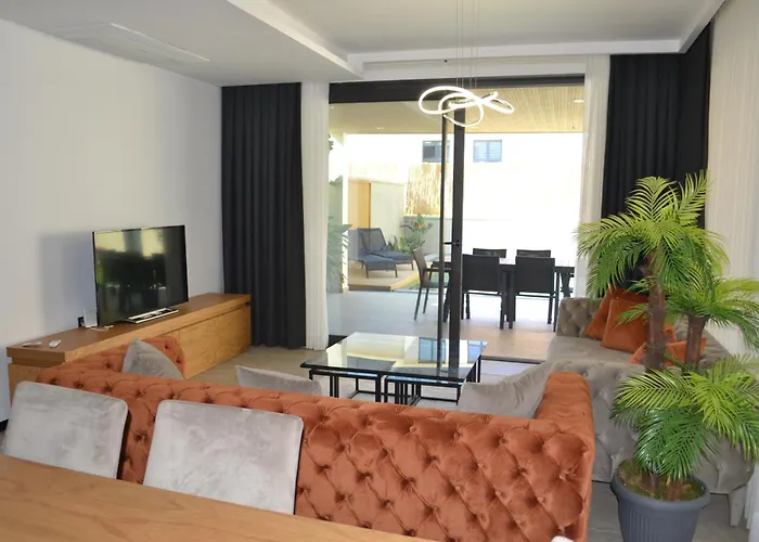 Sueper Lueks Havuzlu Merkezde Villa Çeşme