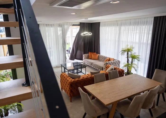 Sueper Lueks Havuzlu Merkezde